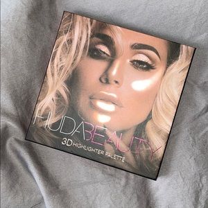 ✨SOLD HUDA Beauty 3D Highlighter Palette Pink Sand